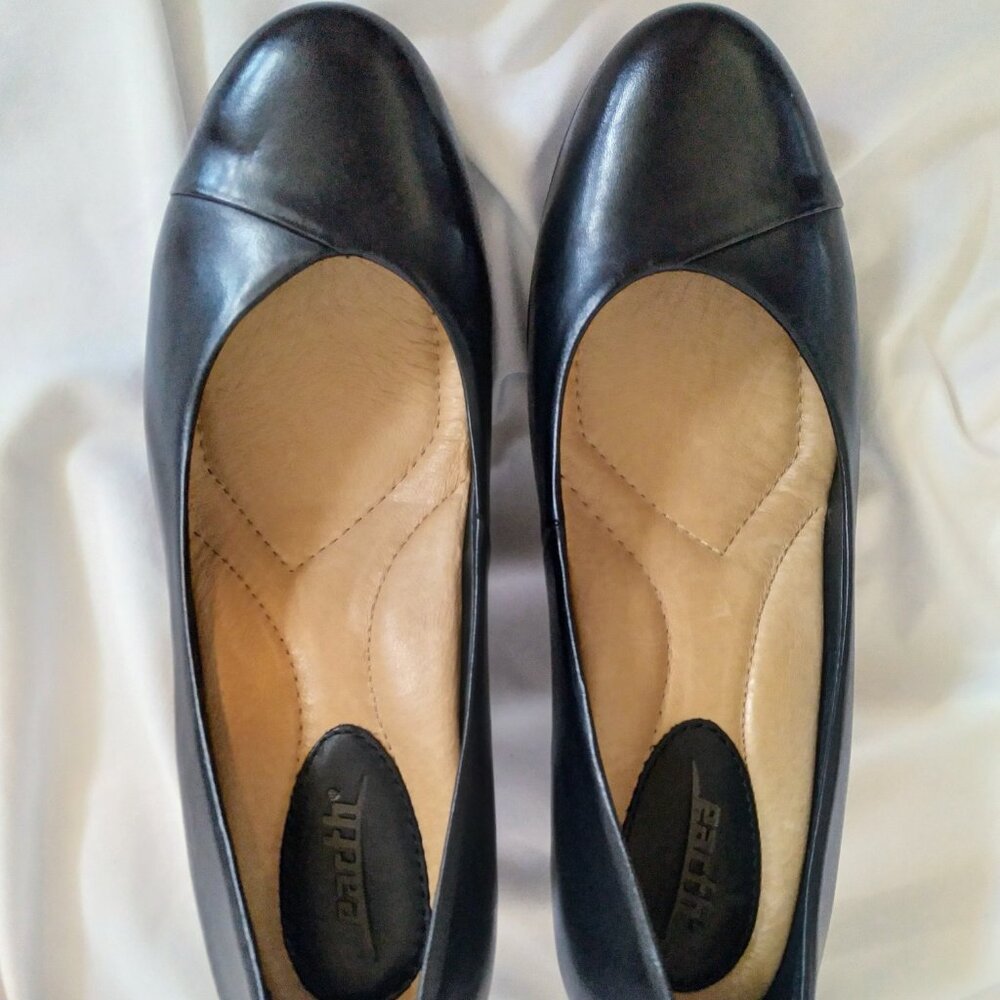 Earth Tamarack Black Pumps